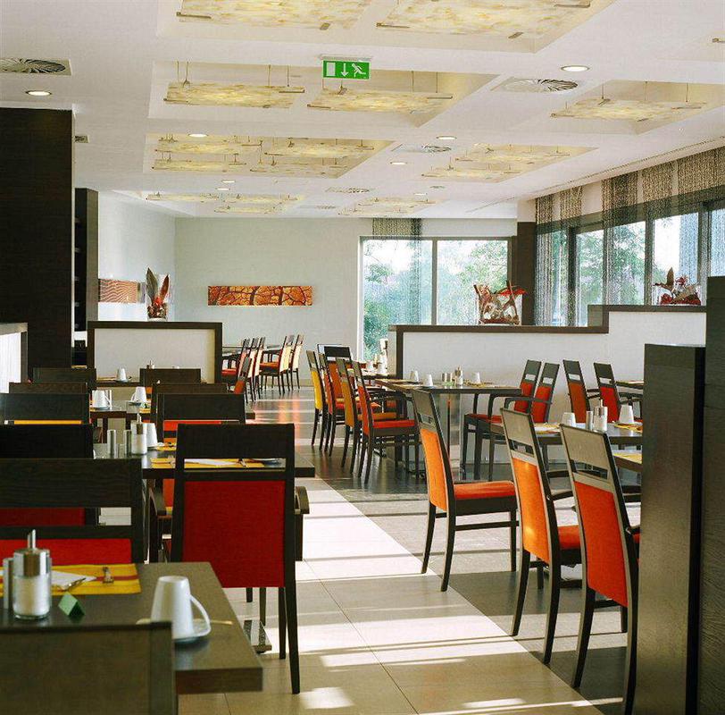 Park Inn By Radisson Sarvar Resort & Spa المطعم الصورة